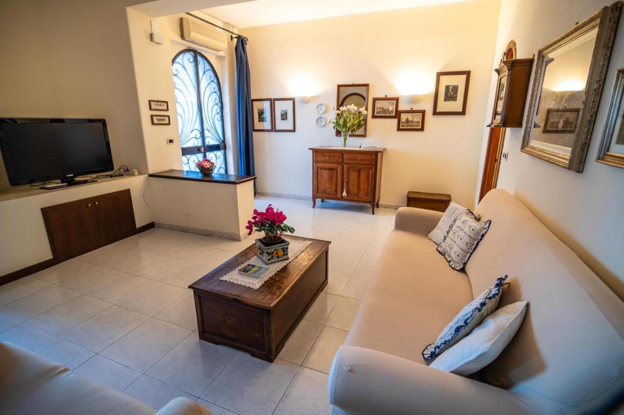 Courrier-House Apartment Aci Castello Luaran gambar