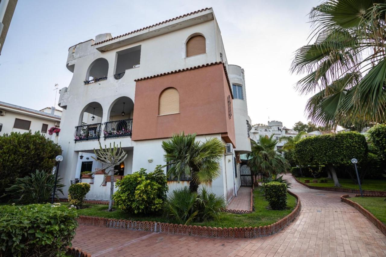 Courrier-House Apartment Aci Castello Luaran gambar